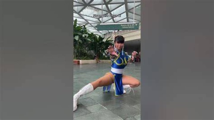 Chun Li cosplay (via tabi.lift) YouTube